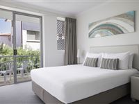 BreakFree-Diamond-Beach-Broadbeach-2-3-and-4-Bedroom-Deluxe-Apartment-Bedroom.jpg