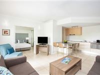 Mantra Aqueous on Port - 1 Bedroom Spa Apartment Dining