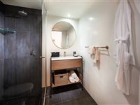 Deluxe Queen Bathroom - Mantra Terrace Brisbane 