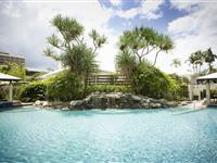 Swimming Pool and Garden – Mantra Esplanade Cairns