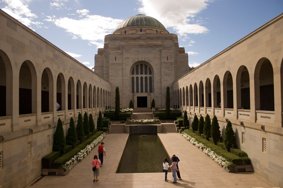 Visit muesems and galleries in Canberra